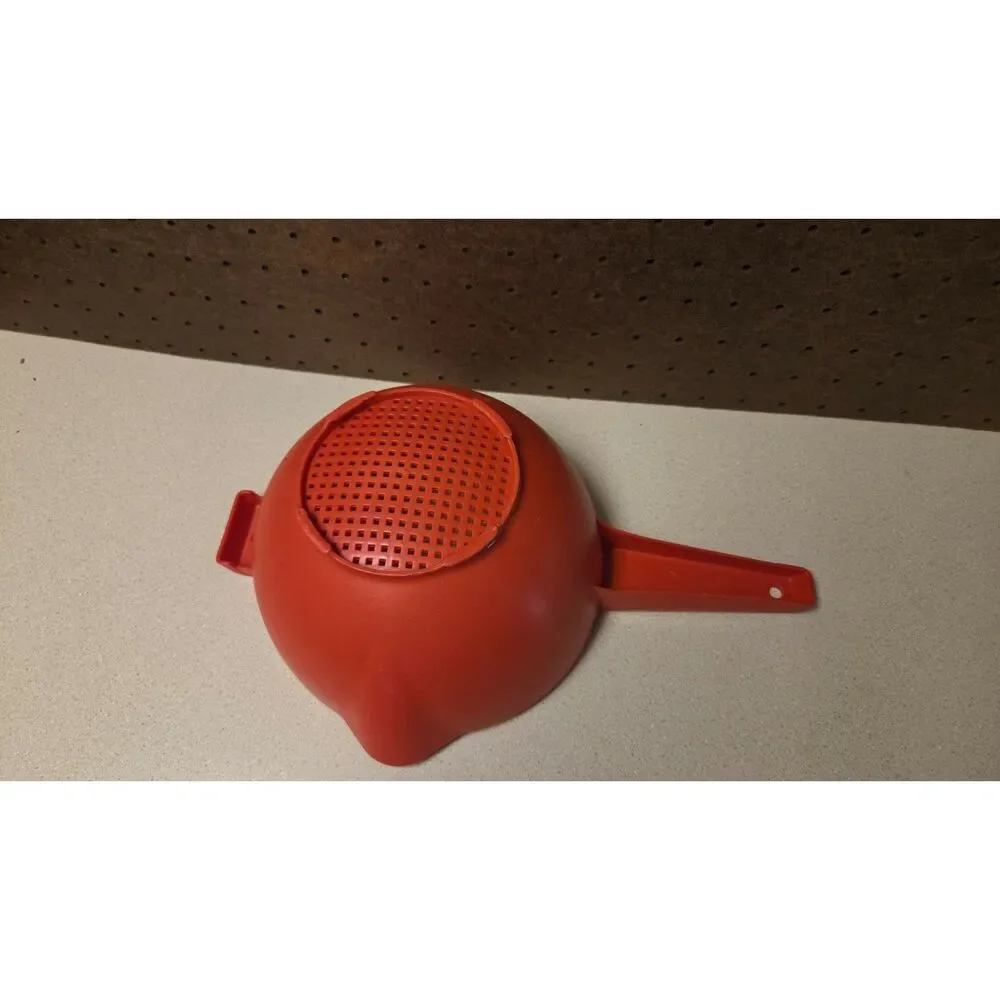 Vintage Tupperware 2 qt red colander Strainer with handle 1523-6